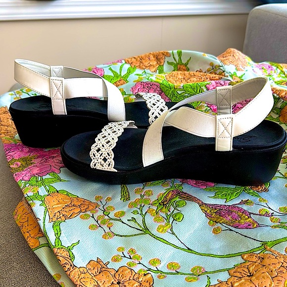 SKECHERS strappy elastic sandals. Size 9.5.  White - Picture 5 of 7